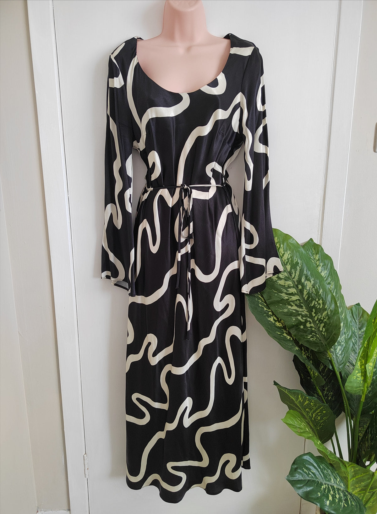 River Island Abstract Swirl Long Sleeve Belted Midi Dress – Black & Cream - Size UK 12
