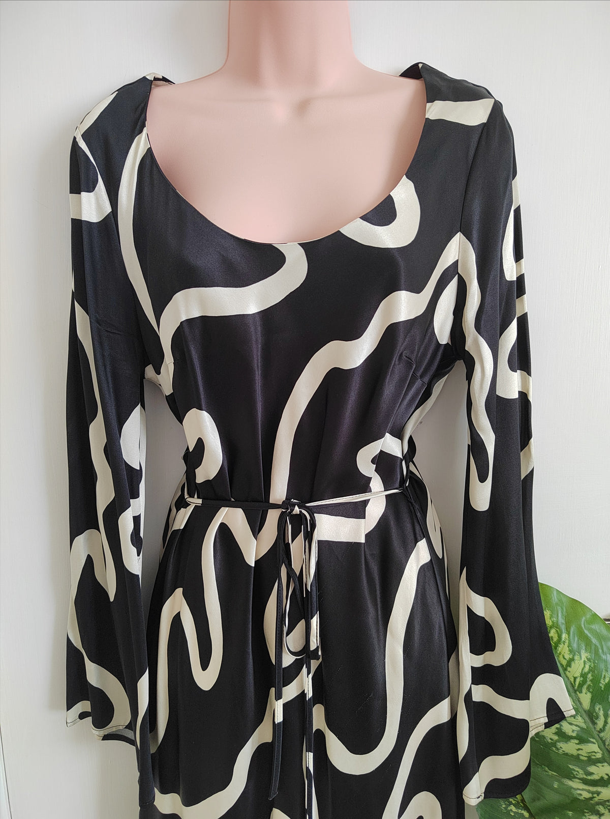 River Island Abstract Swirl Long Sleeve Belted Midi Dress – Black & Cream - Size UK 12