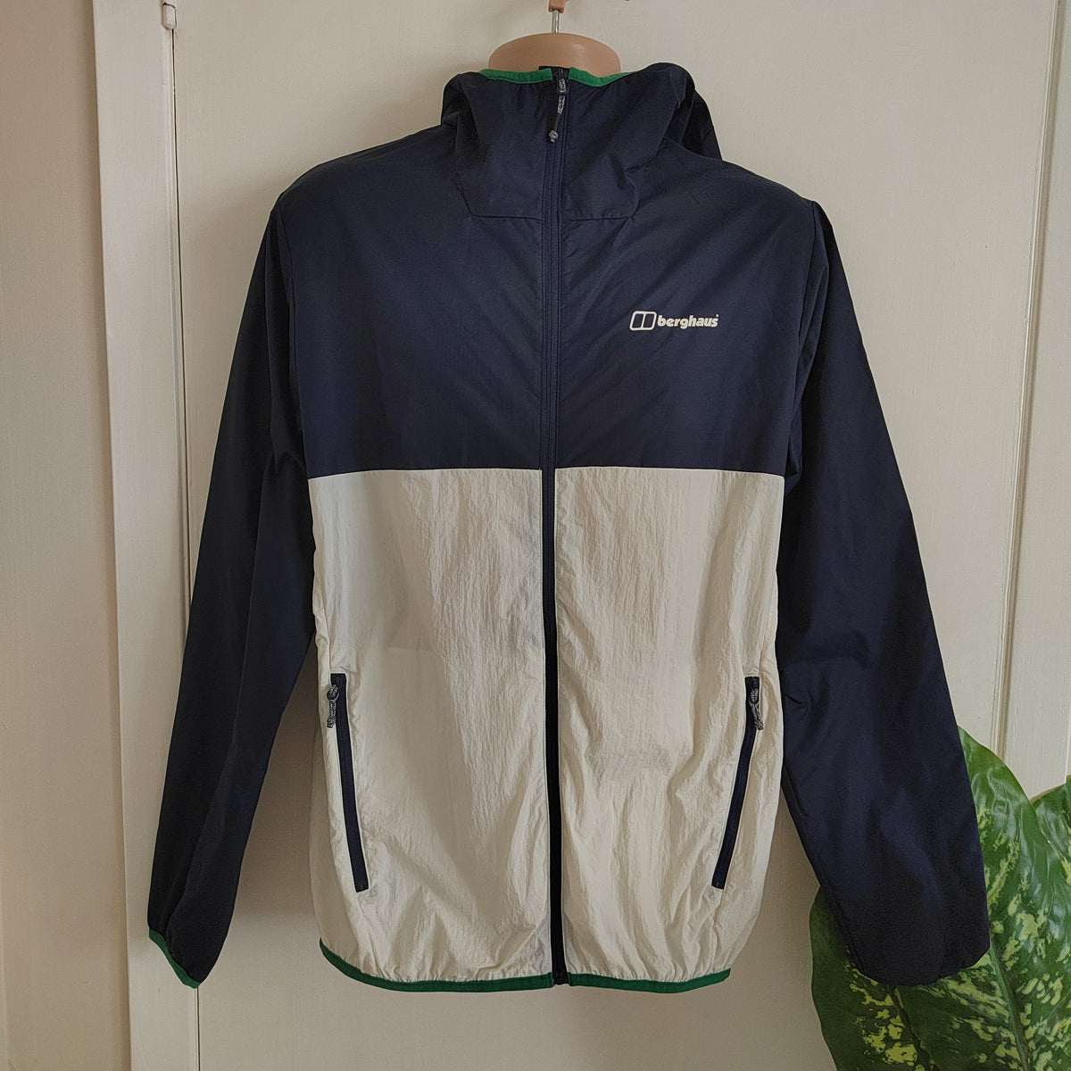 Berghaus Men's Corbeck Windbreaker Jacket – Navy/White – Size Medium