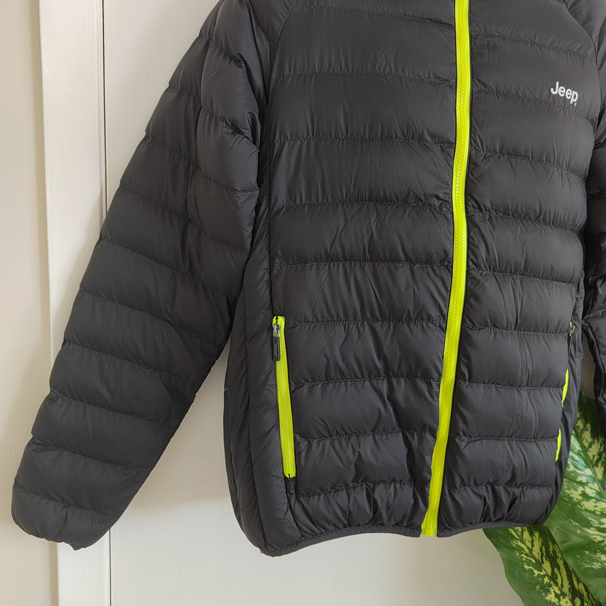 Jeep Lightweight Hooded Puffer Jacket - Size Medium NWOT