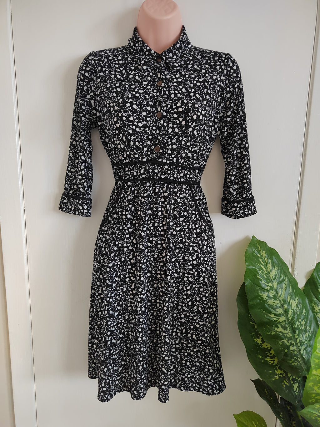 Monteau Los Angeles Black Ditsy Floral Shirt Dress - Size Small