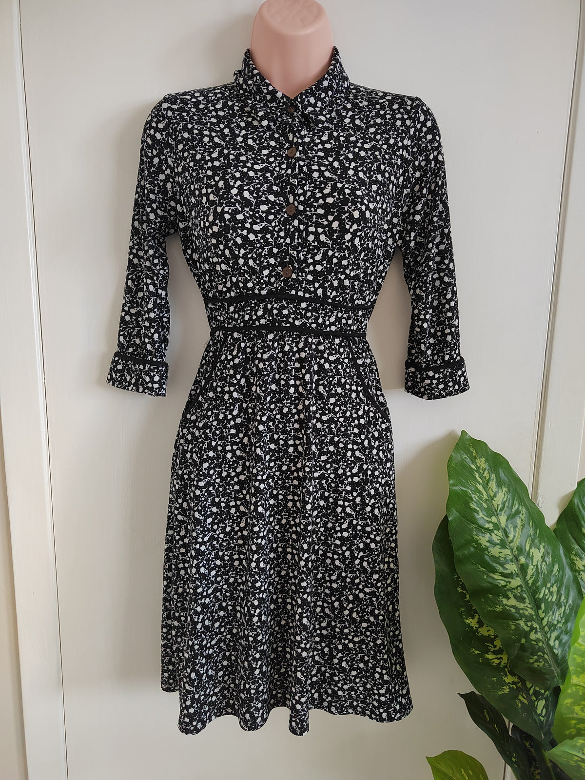 Monteau Los Angeles Black Ditsy Floral Shirt Dress - Size Small