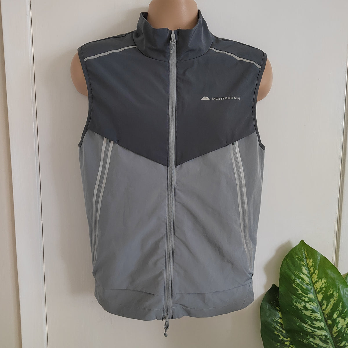 Monterrain Men’s Two-Tone Technical Running Vest / Gilet – Grey - Size Large