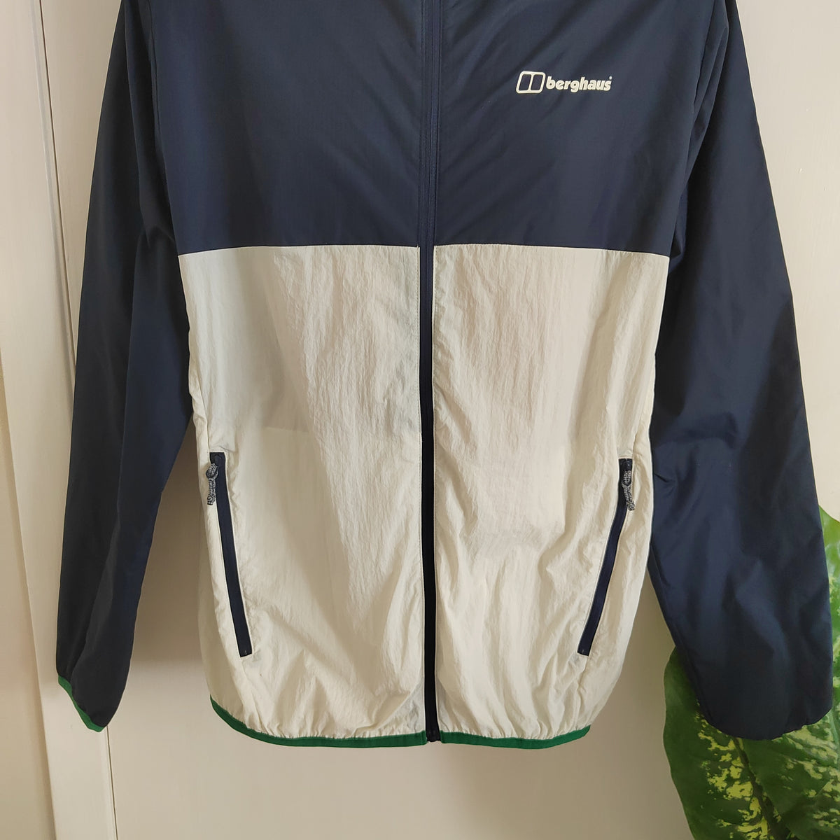 Berghaus Men's Corbeck Windbreaker Jacket – Navy/White – Size Medium