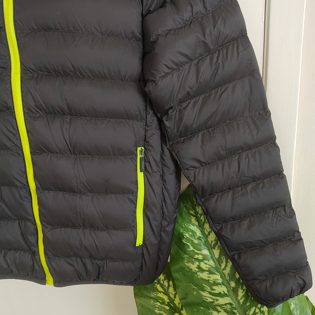 Jeep Lightweight Hooded Puffer Jacket - Size Medium NWOT