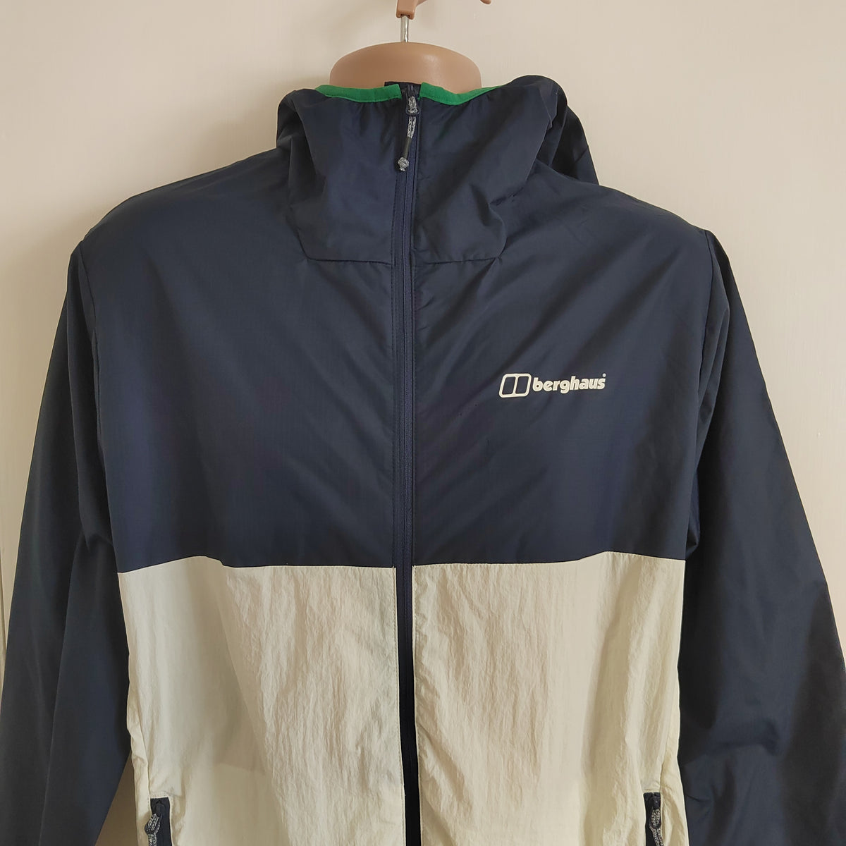 Berghaus Men's Corbeck Windbreaker Jacket – Navy/White – Size Medium